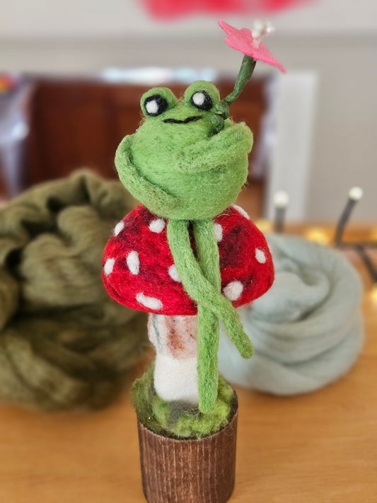 Frog & Mushroom Sculpture - Style 1